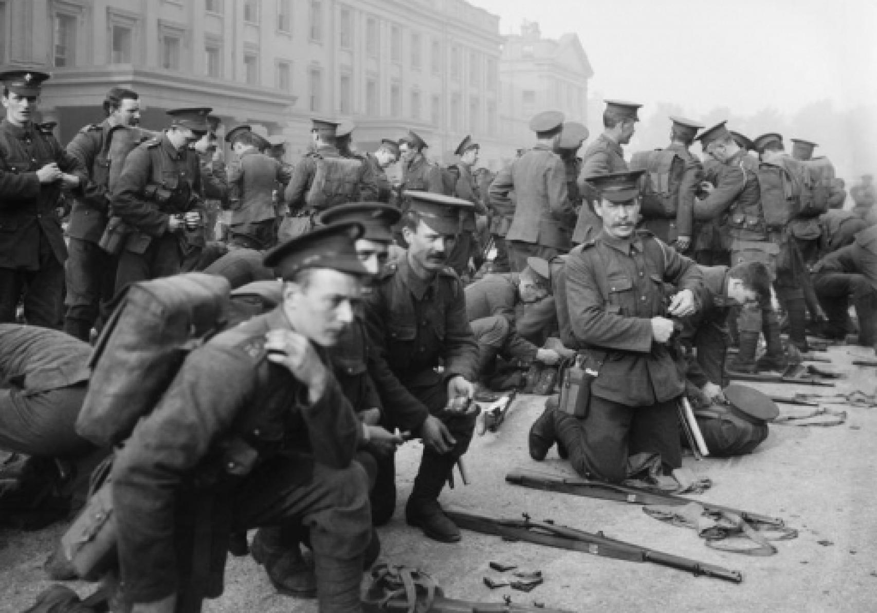 Soldados británicos preparándose para partir al frente.