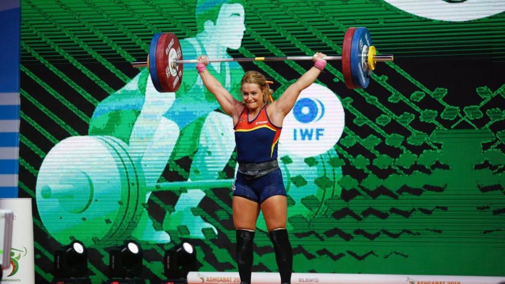 Lydia Valentín levanta 113 kg para ganar la medalla de oro en arrancada. Foto: Twitter (@fedehalter)