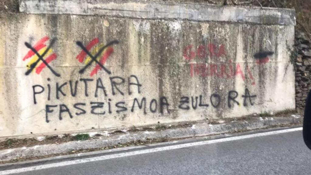 Consignas proetarras en el lugar donde fue asesinado Juan Carlos Beiro.