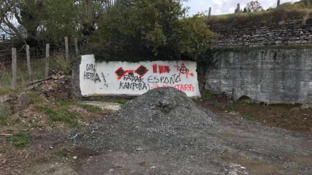 Consignas proetarras en el lugar donde fue asesinado Juan Carlos Beiro.