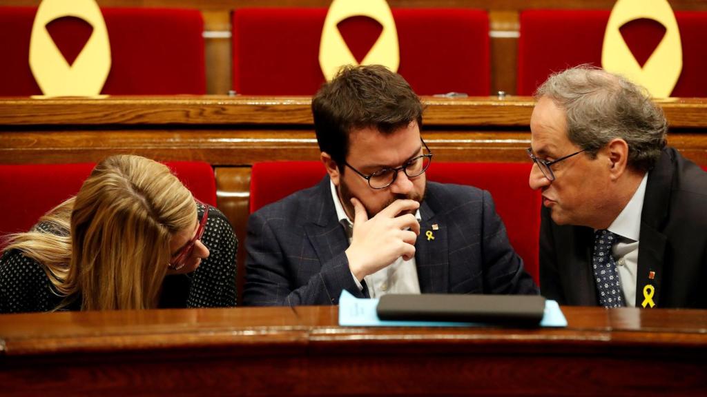 El presidente de la Generalitat, Quim Torra, conversa con su vicepresidente, Pere Aragones, y su portavoz, Elsa Artadi.