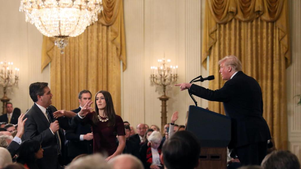 Trump señala al periodista Acosta de la CNN durante la discusión que mantuvieron
