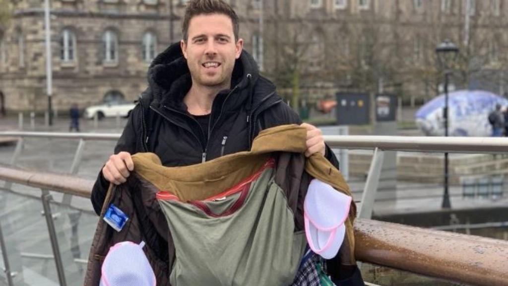 Lee Cimino, con la chaqueta con la que ha conseguido acceder al avión de Ryanair.