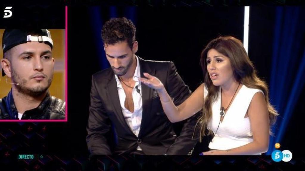 Omar Montes, muy pendiente de la charla de Isa con Asraf.