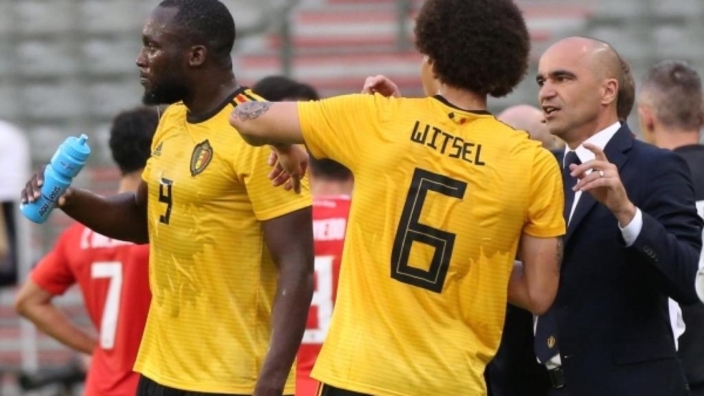 Witsel charla con Roberto Martínez durante un partido de Bélgica