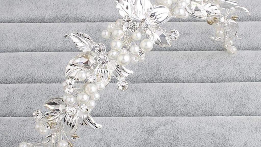 Diadema con bisutería.