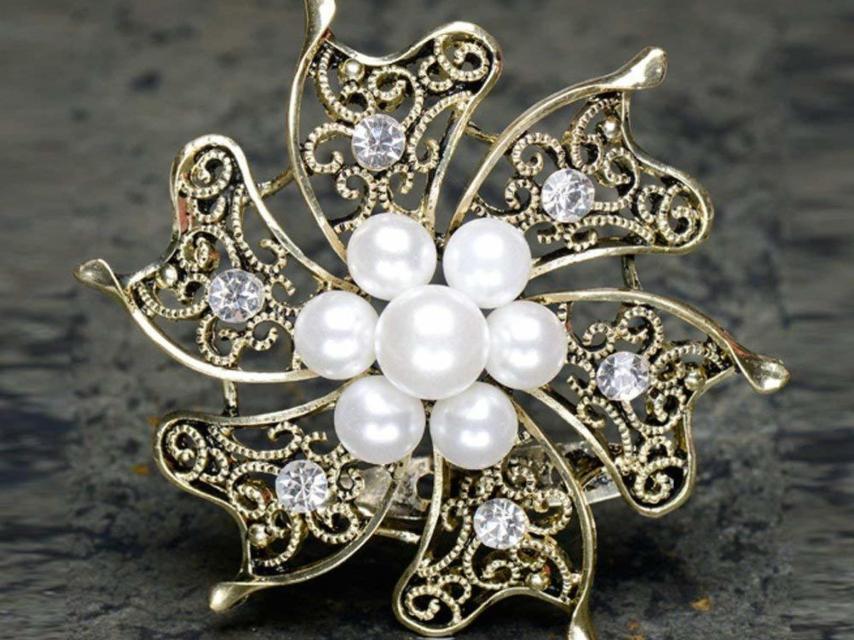 Broche de perlas.