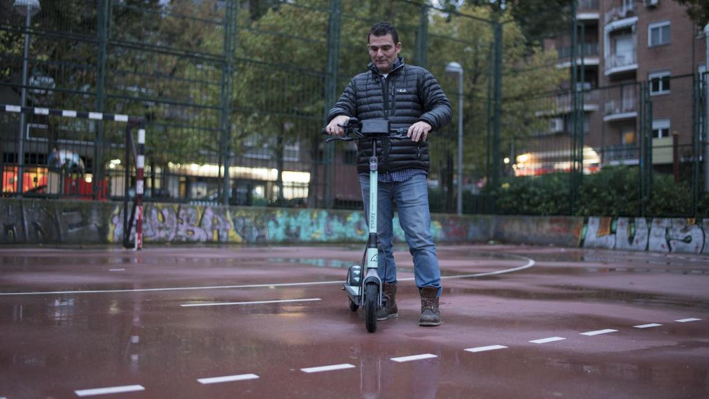 Juan, cofundador de Skay, antes de montar en su patinete.