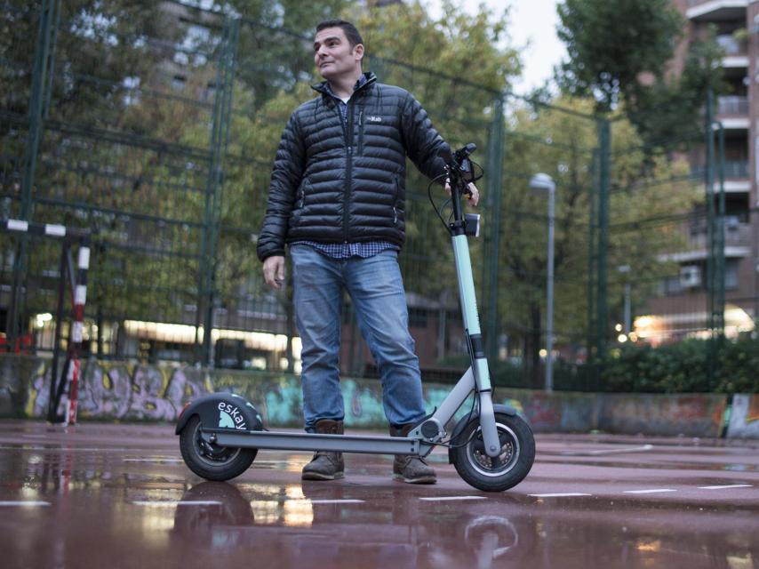 Juan, cofundador de Skay, junto a su patinete.
