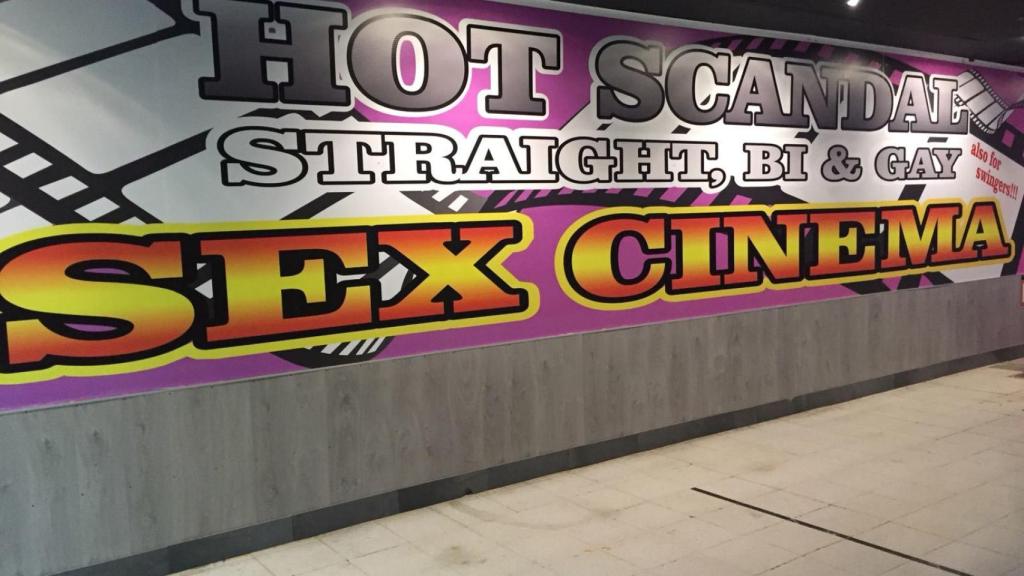Un cine erótico con habitaciones para practicas sexo. En Maspalomas, cómo no.