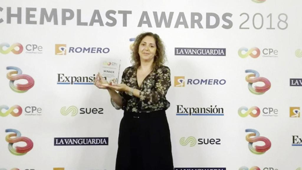 La directora de la Unidad de Materiales Composites de Eurecat, María Eugenia Rodríguez, recogiendo el galardón.