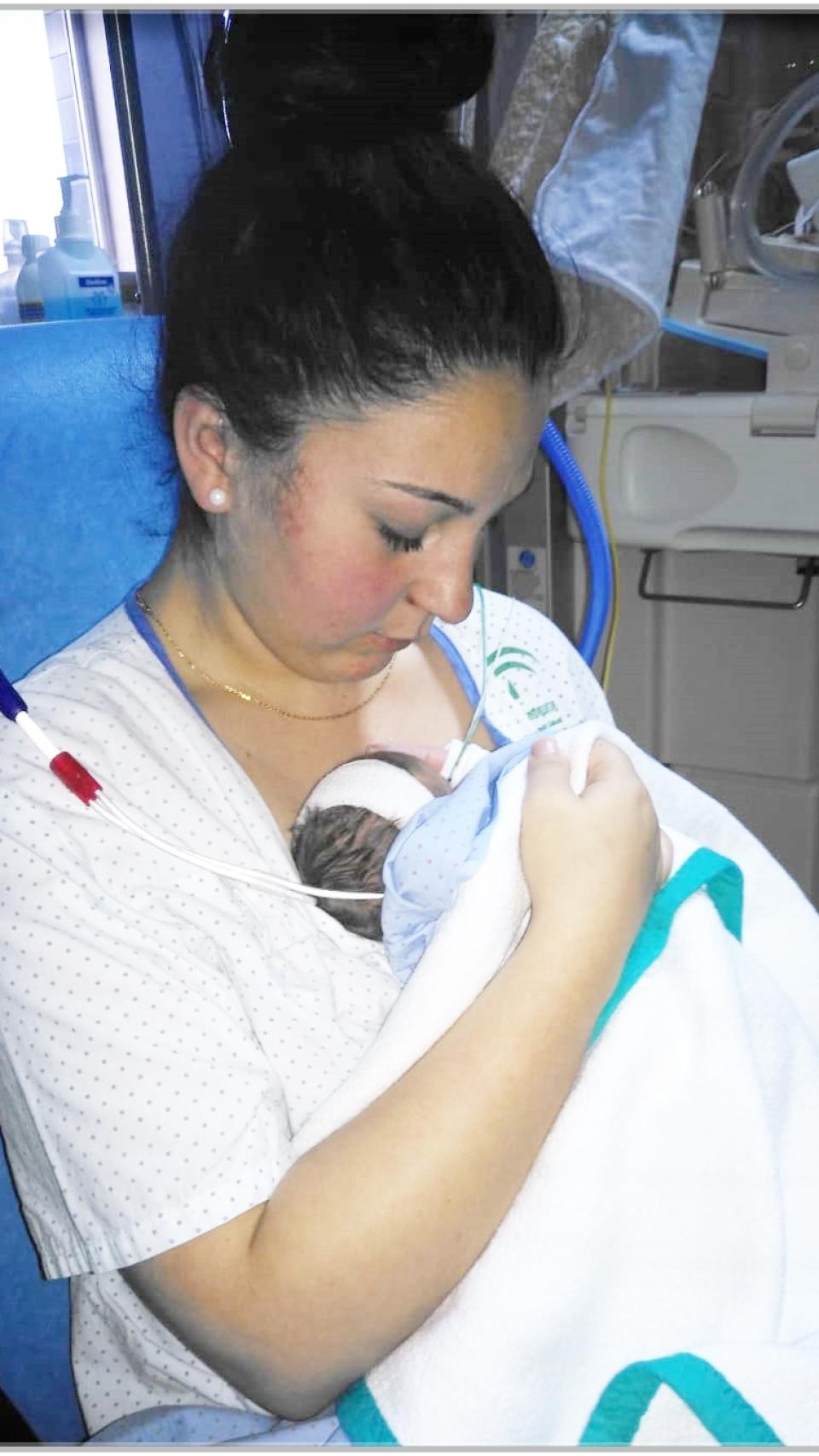 El niño nació en Albacete y, cuando fue posible, lo trasladaron a Granada.