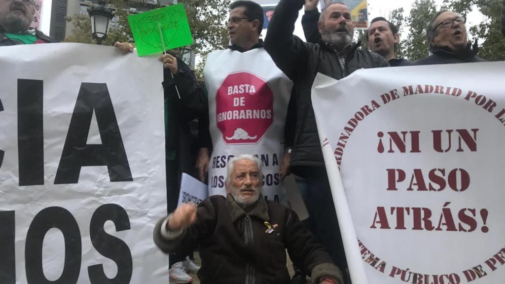Más de 1.000 manifestantes ante las puertas del Tribunal Supremo en protesta por la sentencia del impuesto de las hipotecas.