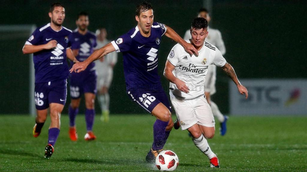 Cristo lucha un balón ante el Burgos