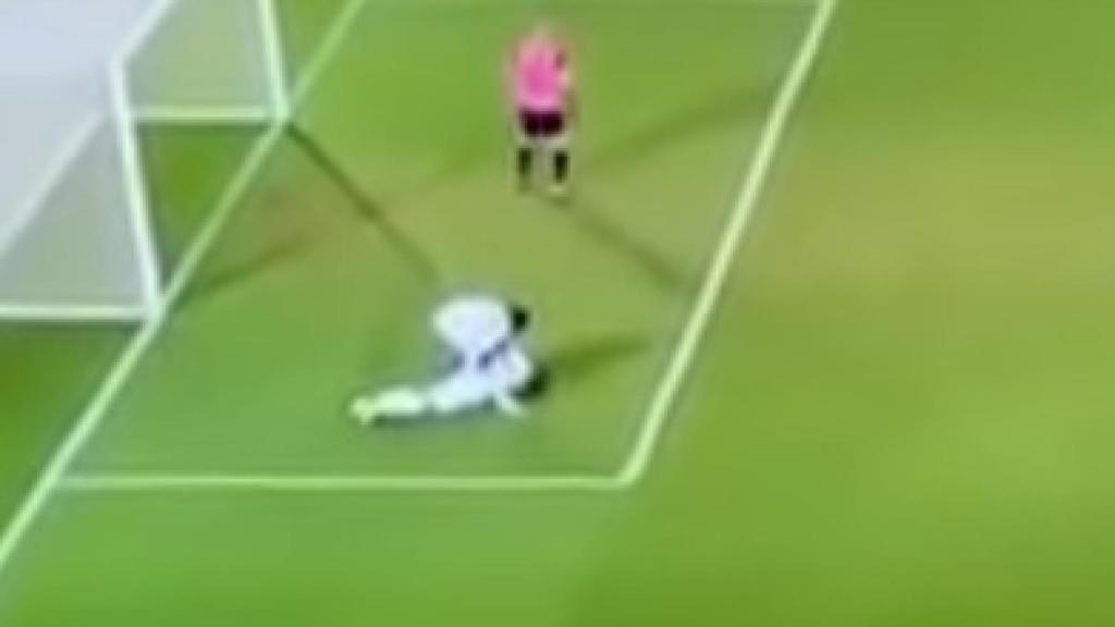 Habib Habibou con un compañero tendido