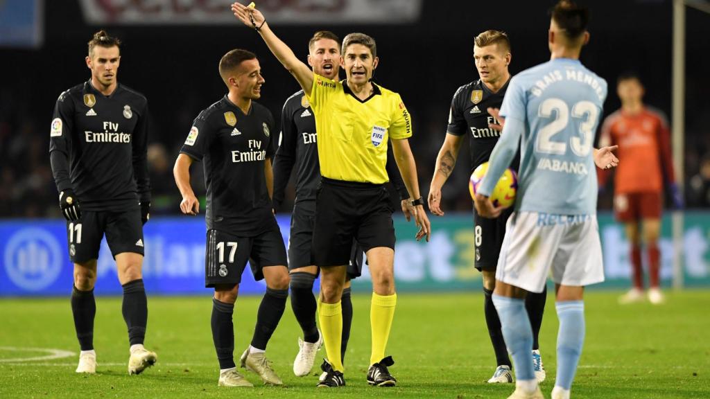 El colegiado Undiano Mallenco, durante el Celta - Real Madrid