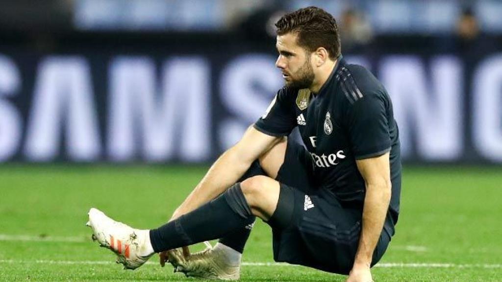 Nacho tendido sobre el terreno de juego de Balaídos