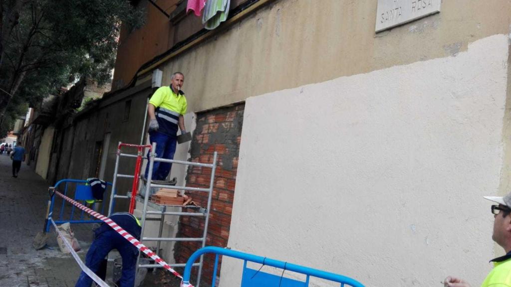 Uno de los operarios municipales, clausurando el inmueble. El olor era nauseabundo.
