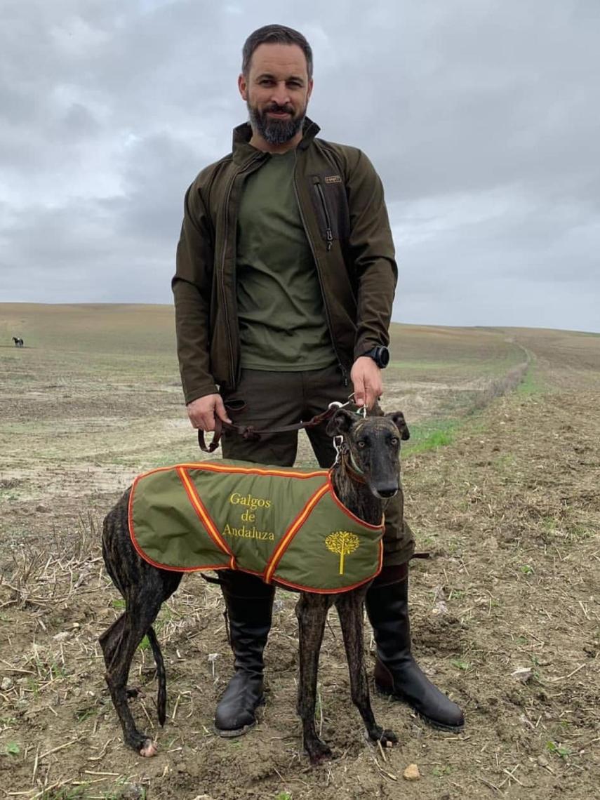 Abascal, con uno de los galgos que participó en la caza de liebre.