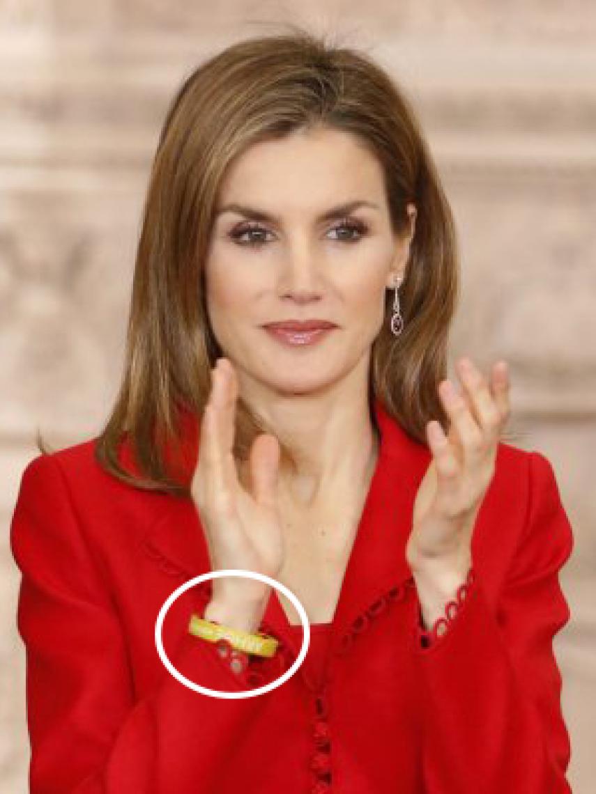Letizia, con una pulsera en defensa de la conciliación familiar.