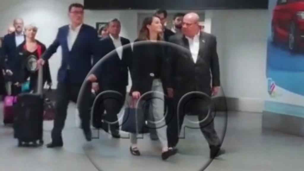 La reina Letizia aterriza en solitario en el Lima (Perú), donde se ha reencontrado con el rey Felipe VI.
