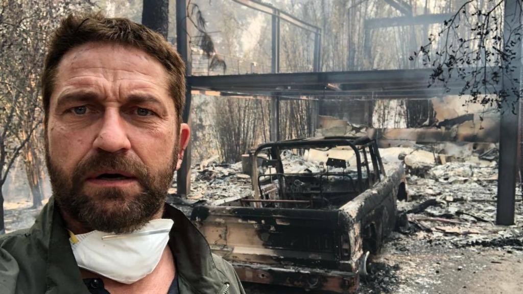 El actor Gerard Butler en lo que queda de su casa.