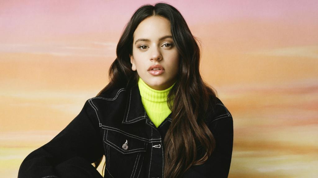 Rosalía promocionando la línea que hizo para Pull&Bear.