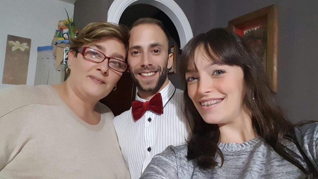 La gaditana Sandra Martín, a la derecha, junto a sus dos hermanos. Ella era la mediana de los tres.