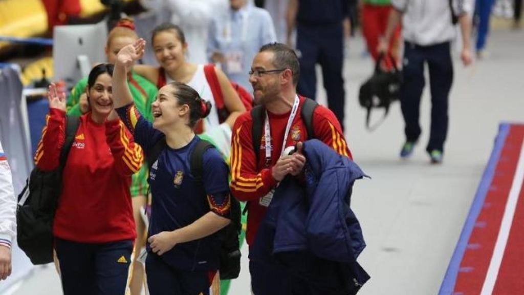 Melania, junto a la expedición española en uno de los europeos junior. Foto: RFEG.