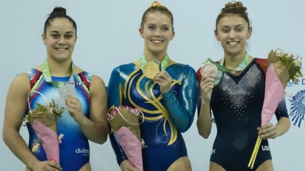 Melania, en el podio junto a Lina Sjoeberg y Kristle Lowell. Foto: RFEG.