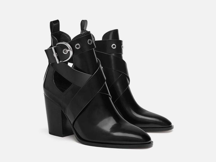 Negro y hebillas para un look 'naughty'.