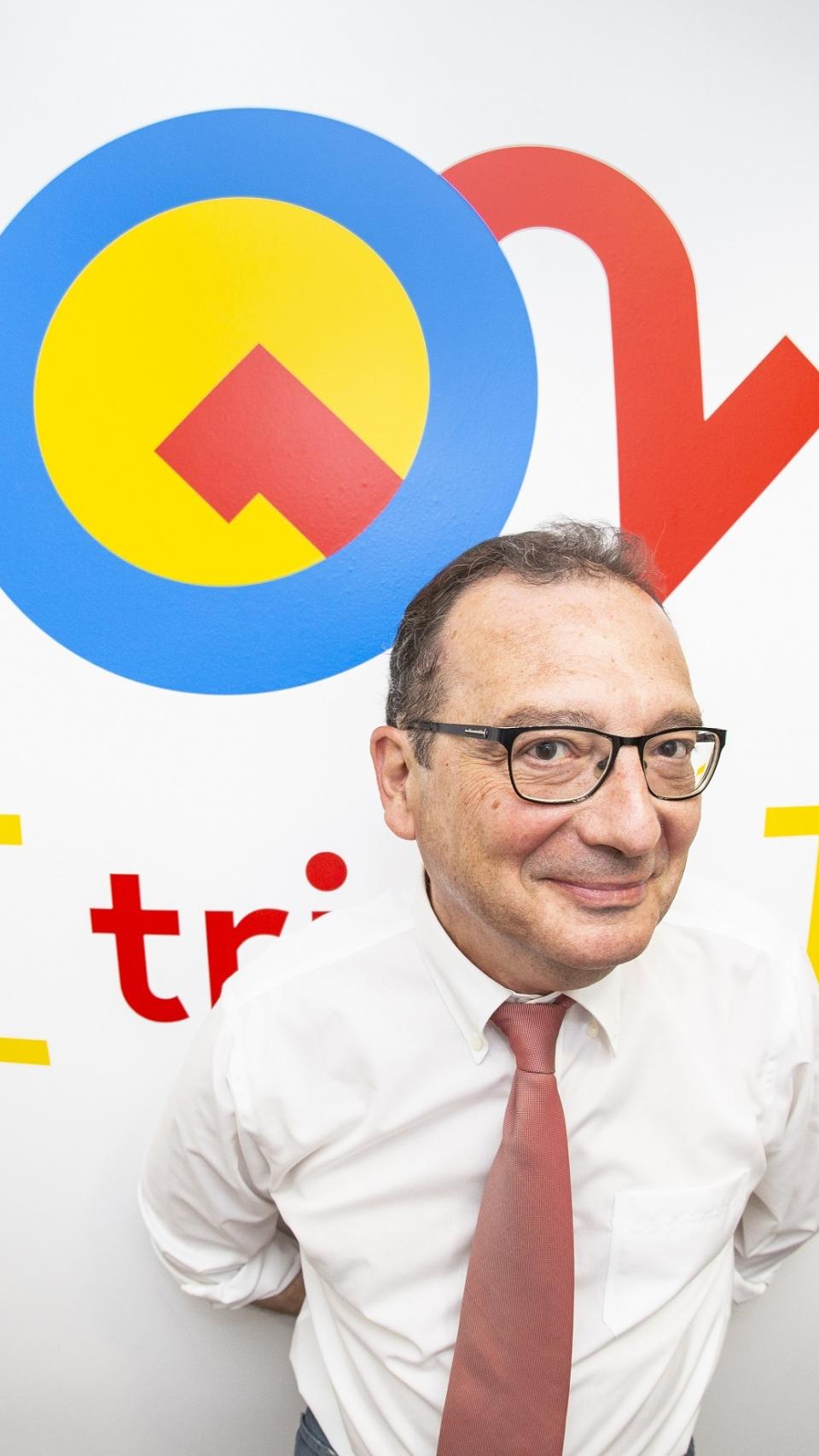 Juanjo de la Iglesia, expresentador de 'Caiga quien caiga', es una de las caras del juego.