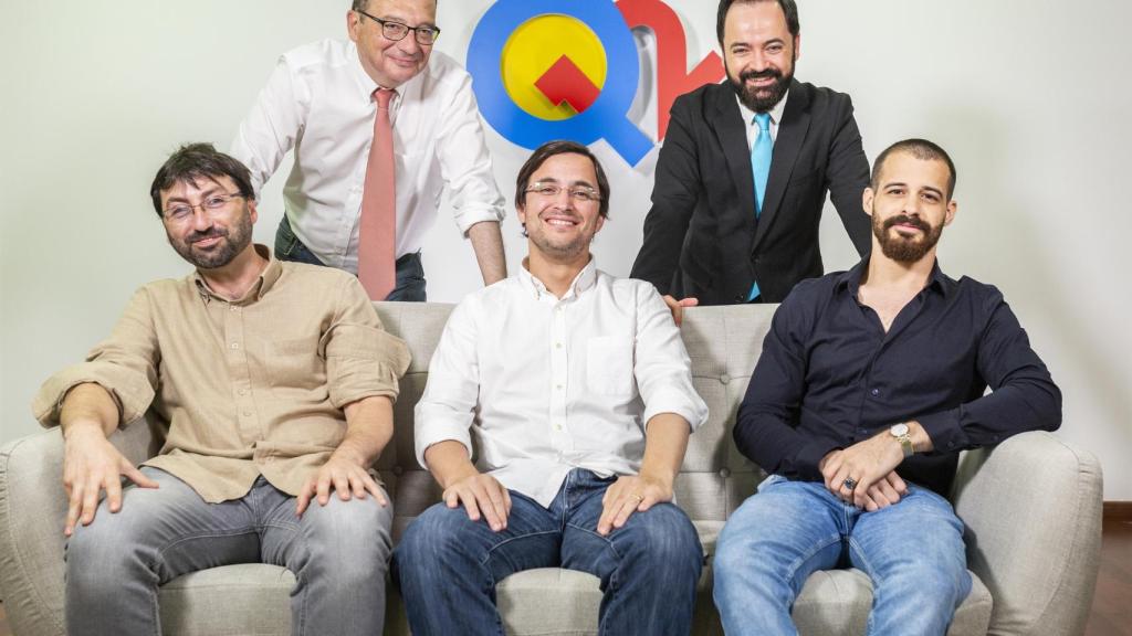 El fundador, Carlos Alcántara; los presentadores, Juanjo de la Iglesia y Toni Cano; Paul Soto, director de Tecnología; Francisco Fernández-Cueto, jefe de Producción, y Pedro Martín, guionista.