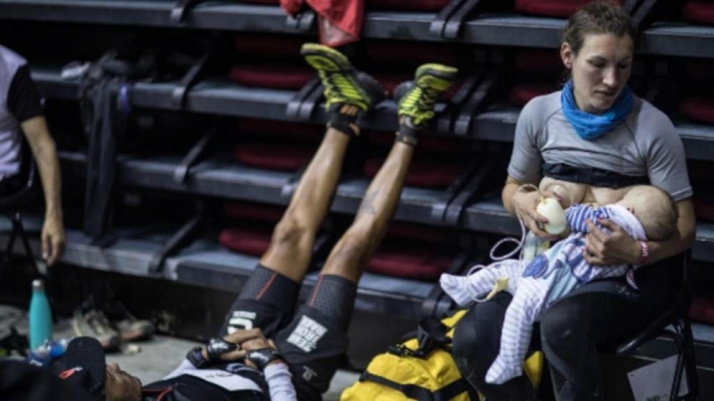 Sophie Power amamantando en una ultramaratón