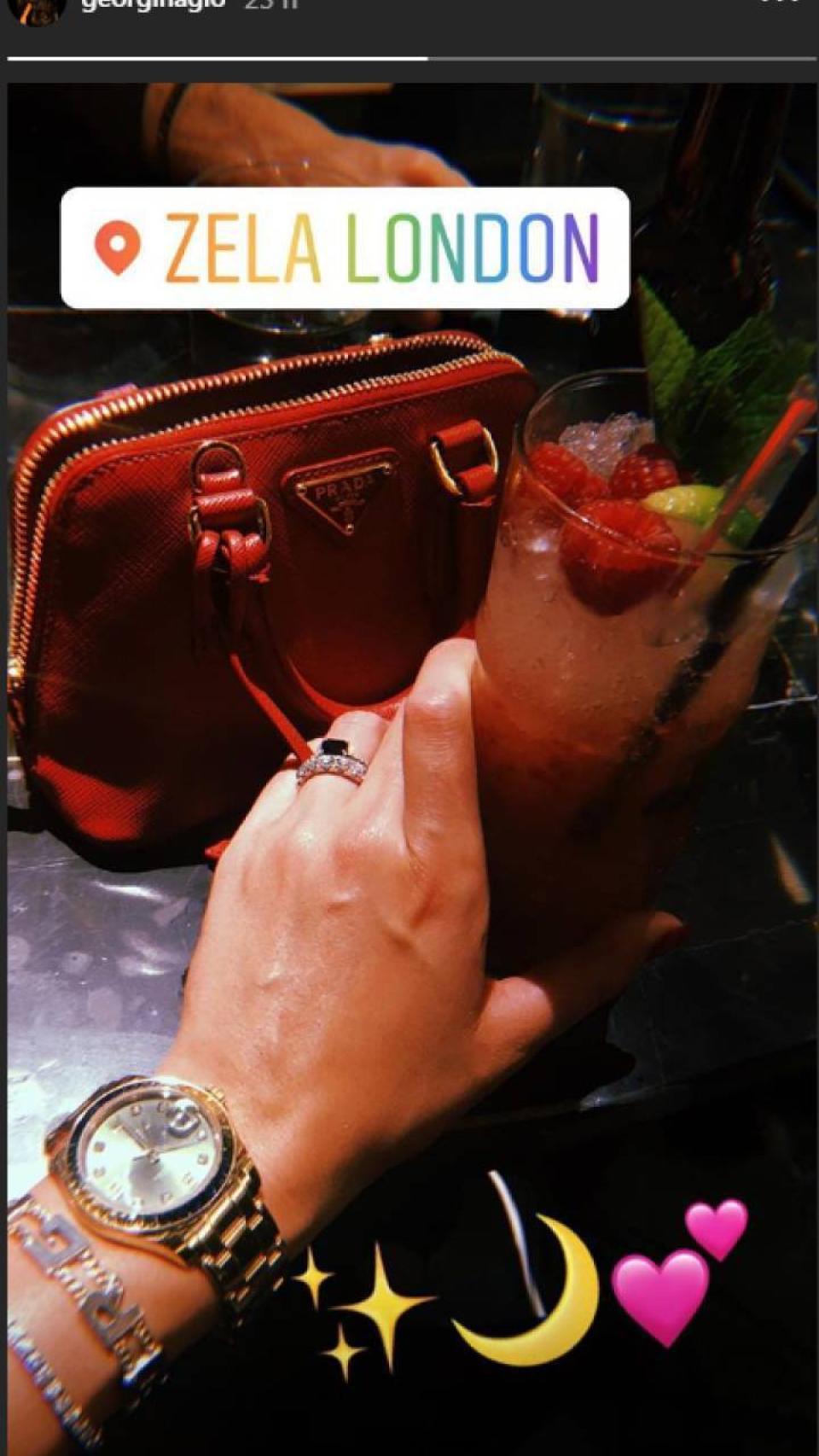 Georgina Rodríguez con brazalete de diamantes, Rolex de oro y alianza de brillantes.