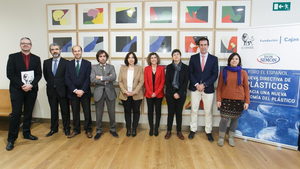 Foto de familia, de izquierda a derecha: Miguel Ángel Uriondo, redactor jefe de Empresas y Medios de EL ESPAÑOL, Manuel Jiménez Díaz, director de I+D+i de Morera & Vallejo Industrial, S.L, Luis Palomino, Secretario General de ASEGRE, Fernando M. Martínez Vidal, director General de Prevención y Calidad Ambiental de la Junta de Andalucía, Anabel Rodríguez, Directora ejecutiva de la Fundación para la Economía Circular, Mercedes Gómez Paniagua, directora general de la Fundación Plastic Sense, Eva Verdejo, responsable de sostenibilidad y valoración industrial del Instituto Tecnológico del Plástico (AIMPLAS), Antonio Moreno Laureano, director de Cítricos del Andévalo de Grupo Don Simón, Alodia Pérez Muñoz,  responsable de recursos naturales y residuos de Amigos de la Tierra.