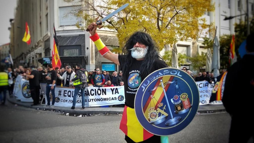 El agente Villota, 43 años al servicio de la Guardia Civil, manifestándose con Jusapol ante el Congreso de los Diputados.