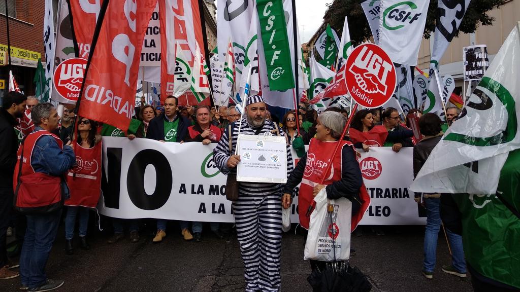 Funcionarios de Justicia se manifiestan a las puertas del Ministerio en Madrid.