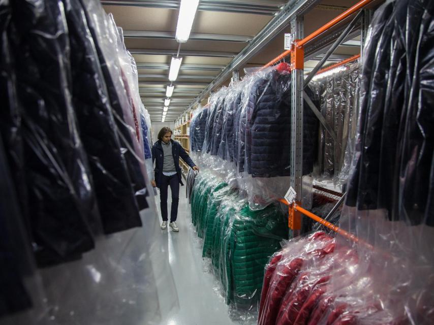 Álvaro Moreno supervisando las prendas dentro del almacén de la marca ubicado en su sede central.