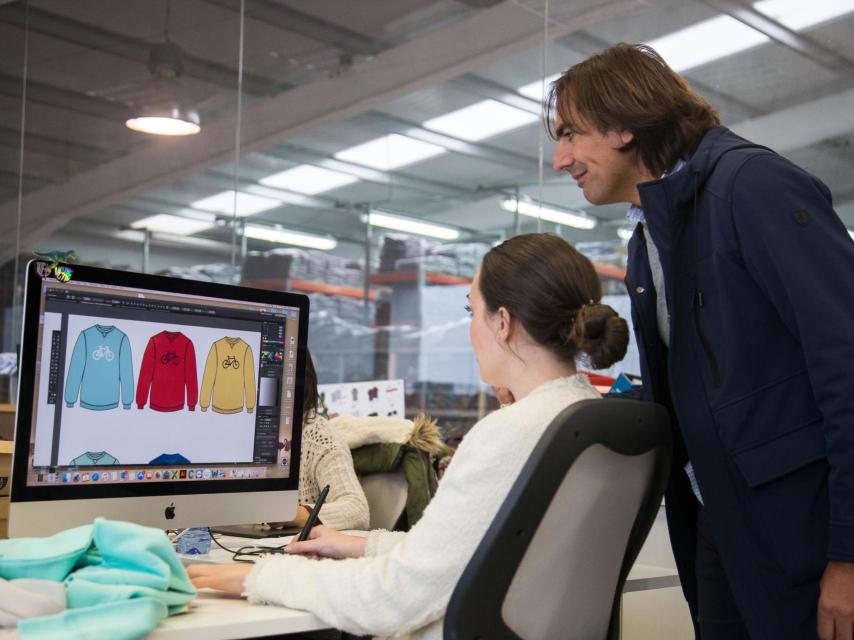 Empleados del departamento de diseño de la compañía.