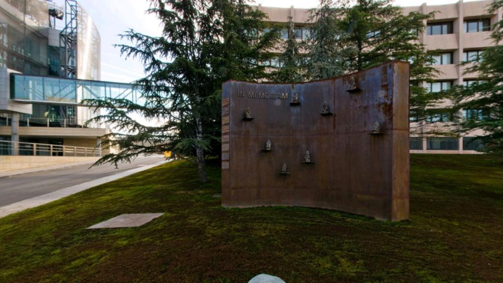 Monumento a los espías españoles caídos en Irak, a las puertas de la sede del CNI.