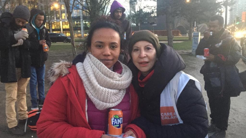 Karmele Marchante junto a una mujer del campo de refugiados.