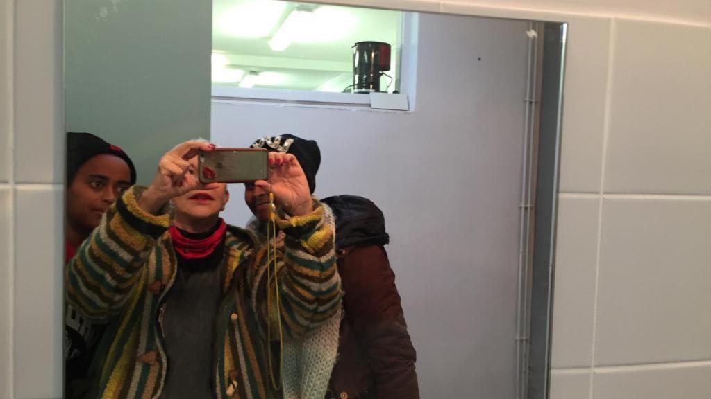 Karmele, junto a las mujeres del campo de refugiados.