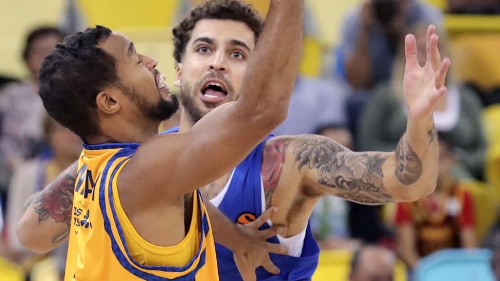 Clevin Hannah lucha por el balón ante Wilbekin.