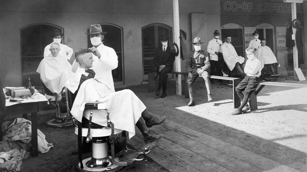 Peluqueros trabajando durante la pandemia.