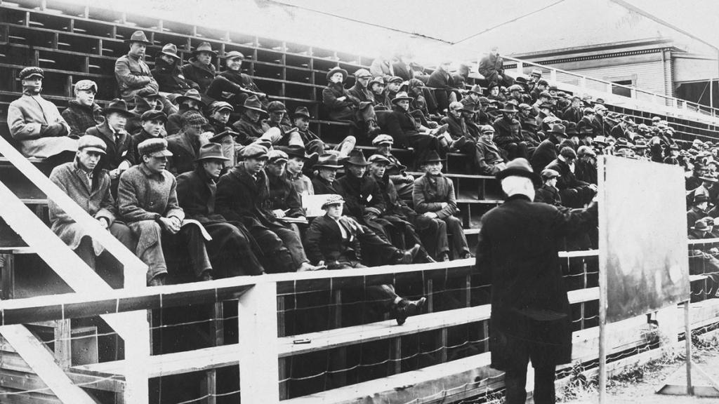 Profesor de Física de la Universidad de Montana explicando una lección a sus alumnos