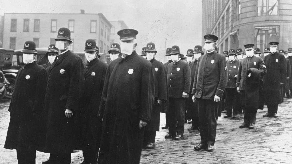 Agentes de Seattle con mascarillas protectoras.