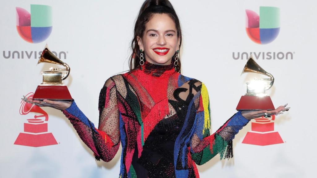 Rosalía con sus dos Grammy Latinos.