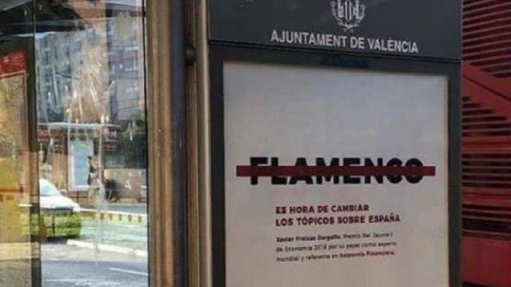 Una marquesina en Valencia con un cartel de la polémica campaña.