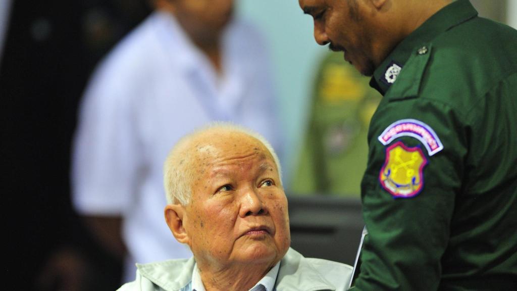 El exJefe de Estado del Jemer Rojo Khieu Samphan, en la sala de audiencias.